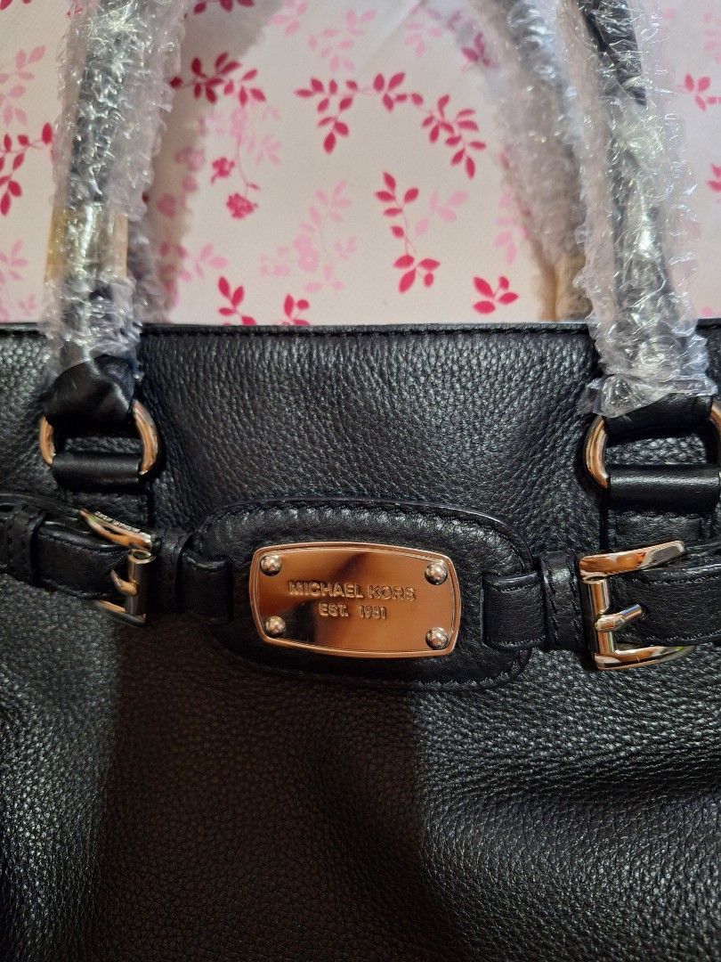 MK Office Bag (Category: Luxury Bags & Wallets) located in Consolacion. Submitted by janwilpnp (Listing ID 1301722156, Image 2). Description: ❗️Selling My Preloved Bag❗️ Original Michael K.ors Silver hardware po Size:Semi Large Basta gwapa jud ni. DM me to avail. ❗️Hindi naman mahal ang magkaroon ng Mahal na Bag.PM mo lang ako❗️.