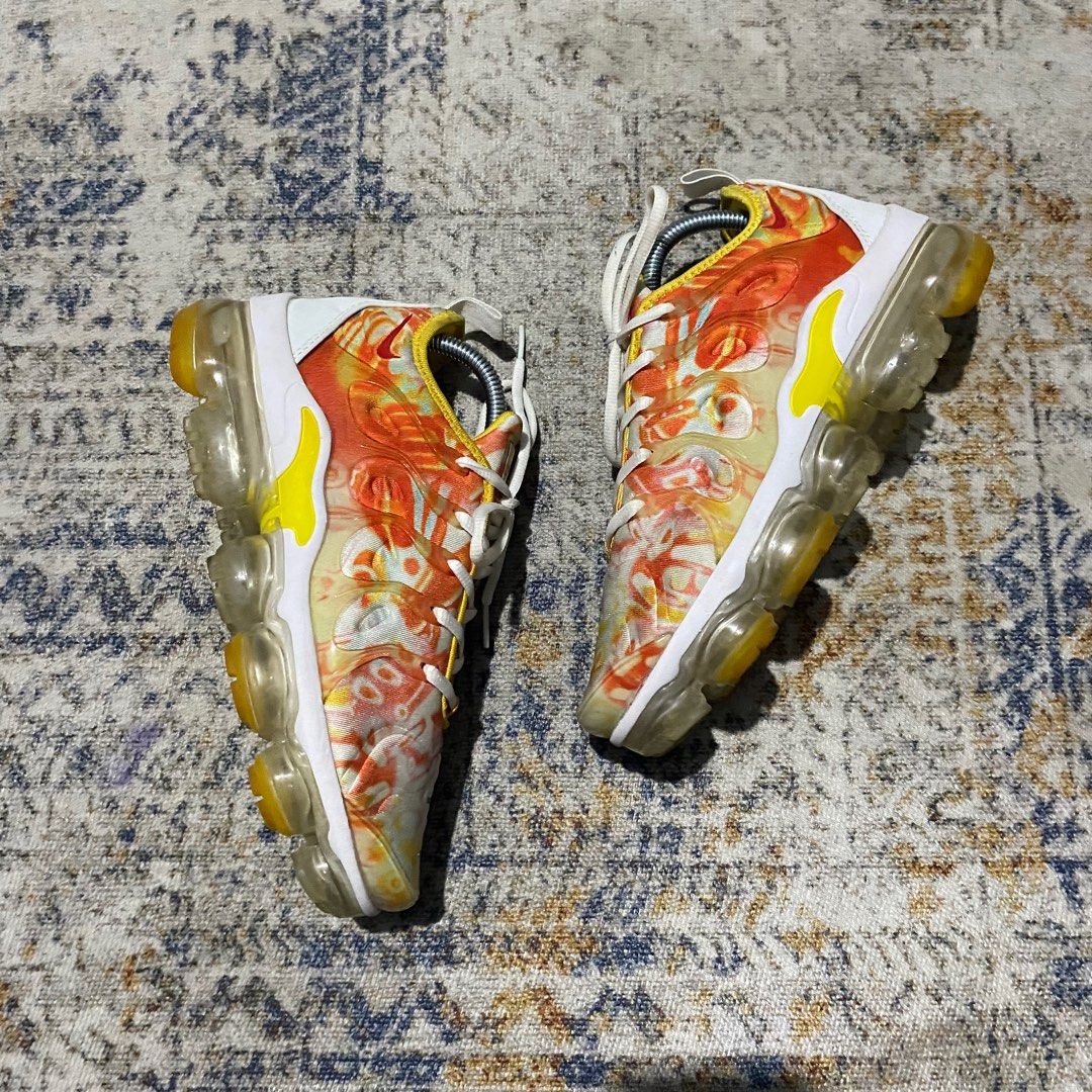 nike vapormax plus, Fesyen Pria, Sepatu Sneakers di Carousell