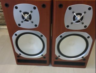 ONKYO D N7TX BIG BOOKSHELF SPEAKERS. CAME FROM JAPAN. IN EXCELLENT WORKING CONDITION.