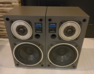 ONKYO PS 330 BIG BOOKSHELF SPEAKERS. MADE IN JAPAN. IN EXCELLENT WORKING CONDITION.