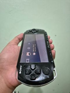 PSP 3000 - 2GB - CFW Ready - with 4 UMDs