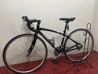 Specialized Dolce womens road bike with freebies
