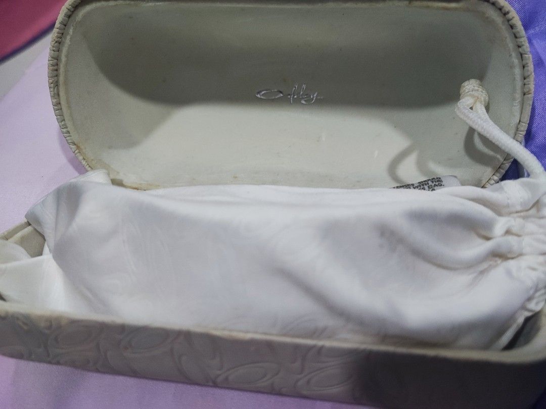 Spectacles (Category: Sunglasses & Eyewear) located in Melaka Tengah. Submitted by littleChefHouse (Listing ID 1301785061, Image 3). Description: Oakley sunglasses, kept for 5yrs but never wear before. casing abit old only pm if interested.