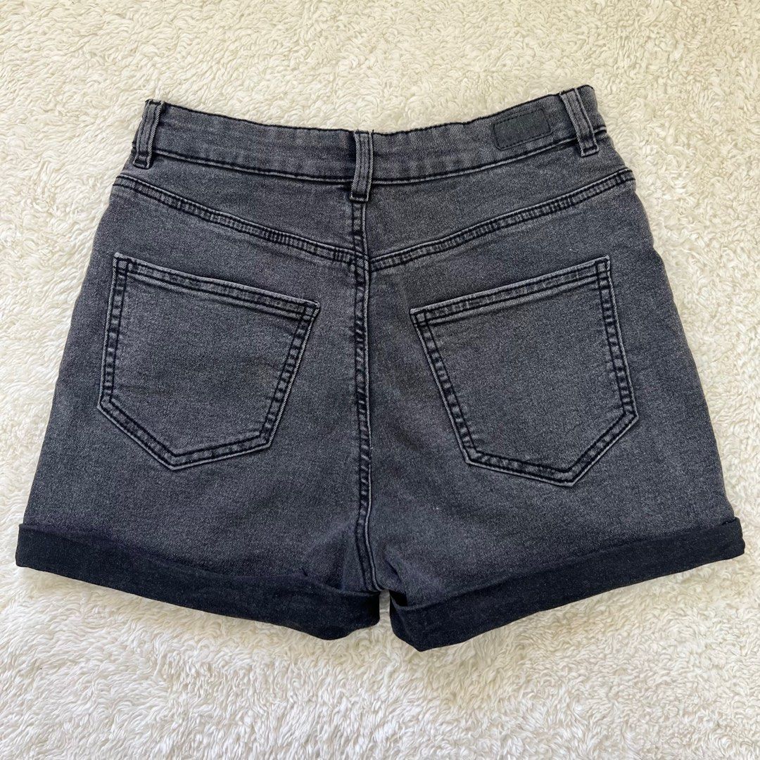 Terranova cuffed highwaisted black shorts (Category: Shorts) located in Manila. Submitted by ideclutterss (Listing ID 1301694339, Image 2). Description: Fake pockets on the front and the color is faded black (as is) Stretchy fabric, can fit size 25-27 rfs: decluttering mod: j&t / sdd lalamove.