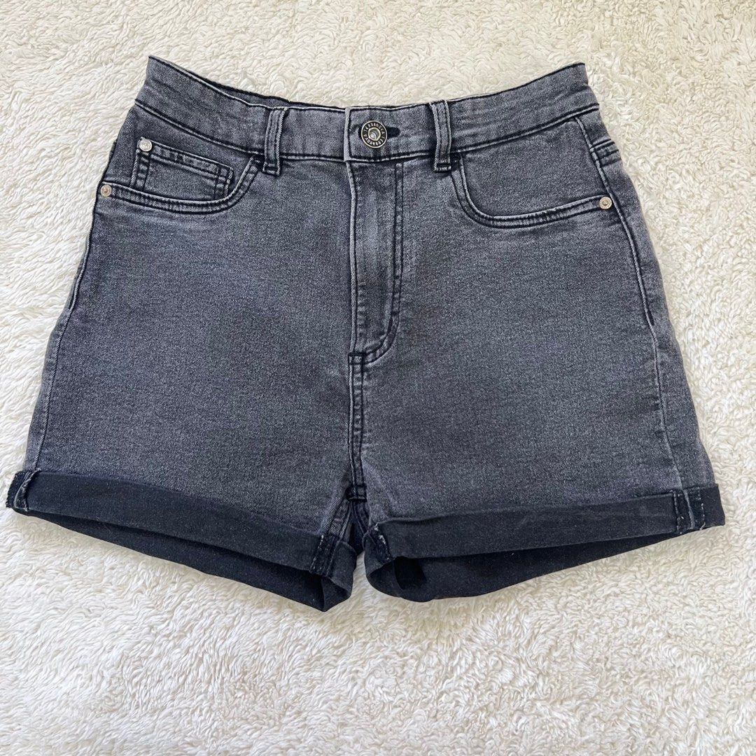 Terranova cuffed highwaisted black shorts (Category: Shorts) located in Manila. Submitted by ideclutterss (Listing ID 1301694339, Image 1). Description: Fake pockets on the front and the color is faded black (as is) Stretchy fabric, can fit size 25-27 rfs: decluttering mod: j&t / sdd lalamove.
