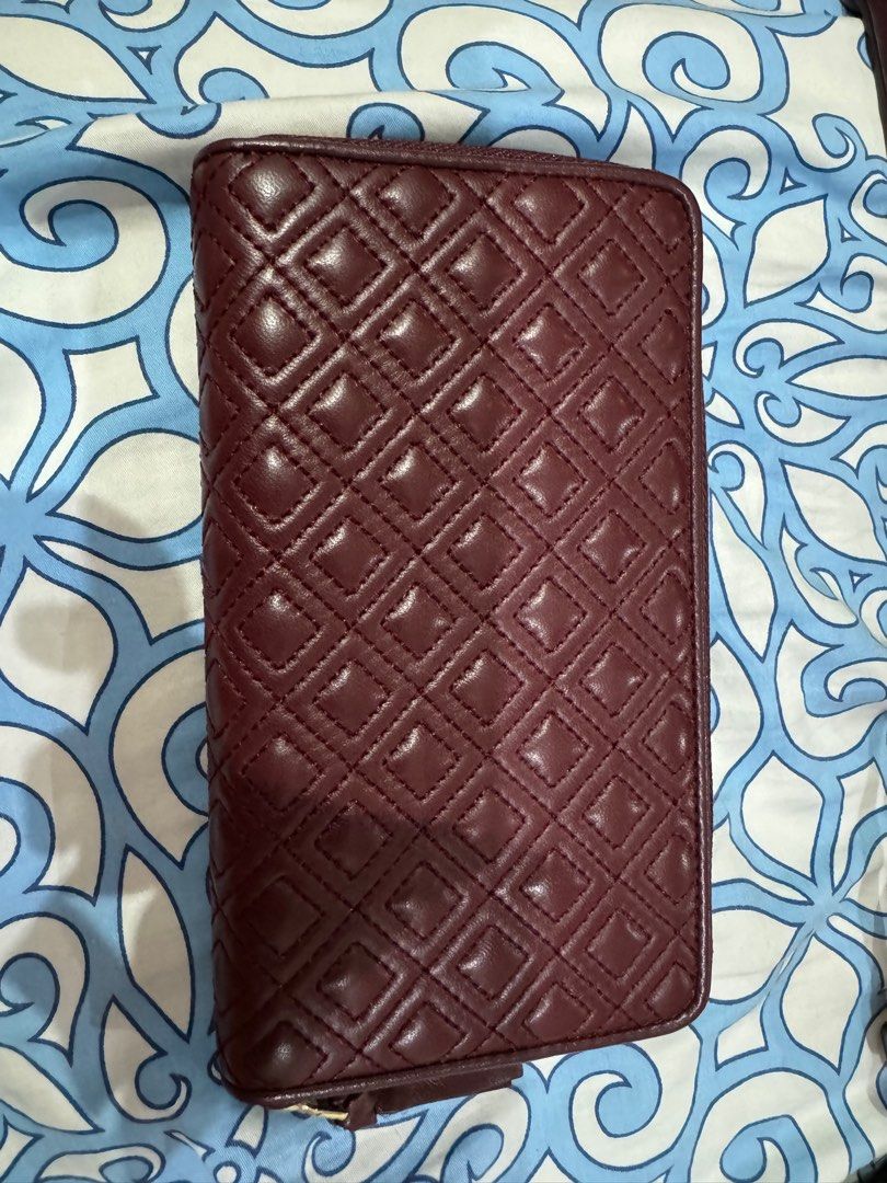 Tory burch quilted wallet (Category: Luxury Bags & Wallets) located in Las Pinas. Submitted by annibeah (Listing ID 1301709350, Image 2). Description: Used a few times.