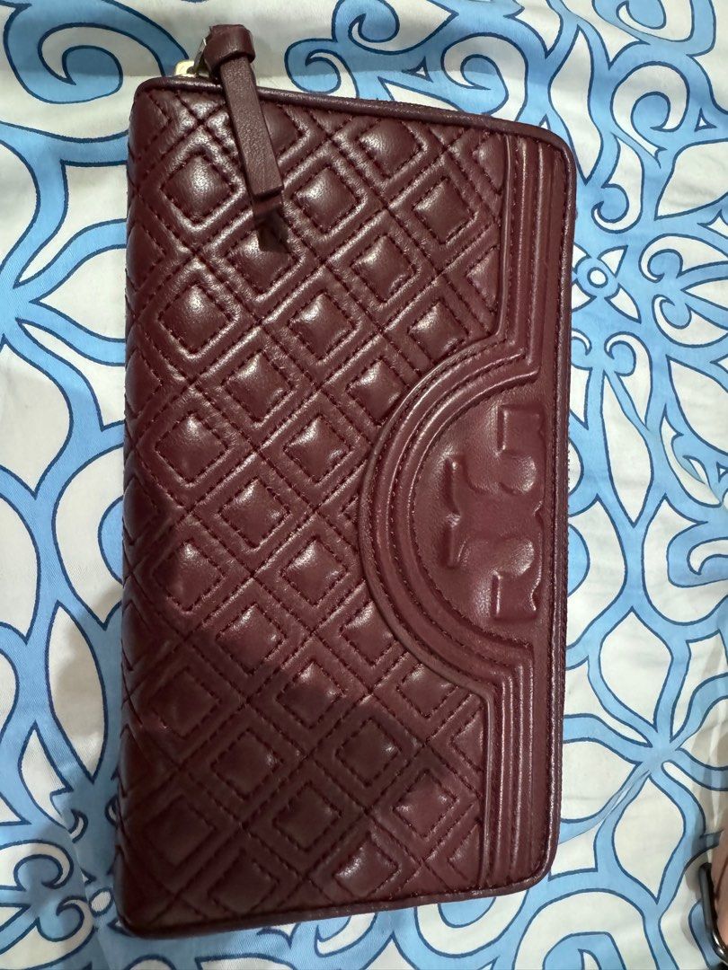 Tory burch quilted wallet (Category: Luxury Bags & Wallets) located in Las Pinas. Submitted by annibeah (Listing ID 1301709350, Image 1). Description: Used a few times.