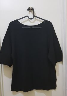 Uniqlo 3D Knit black half sleeve top