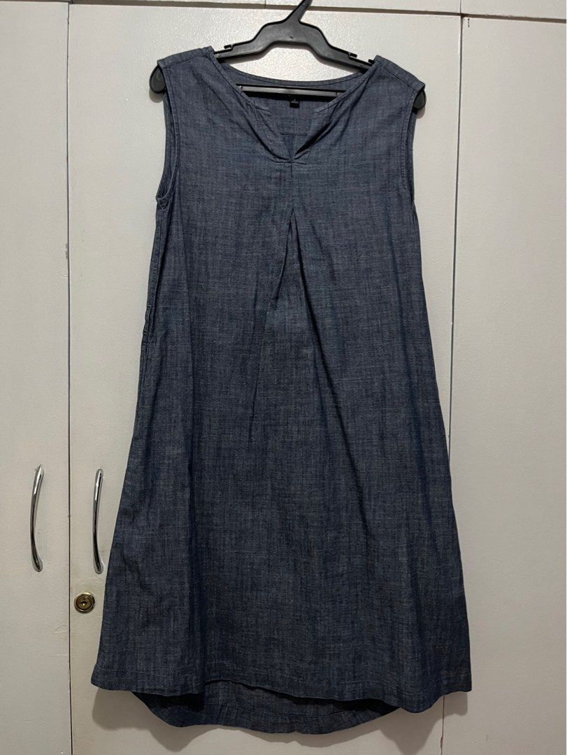 Uniqlo denim chambray dress (Category: Dresses) located in Mandaluyong City. Submitted by magsale (Listing ID 1301806898, Image 1). Description: Lightly used.
