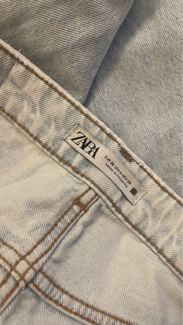 Zara Light Blue Wash Mom Jeans (Category: Jeans) located in Manila. Submitted by cherandi (Listing ID 1301745906, Image 2). Description: .