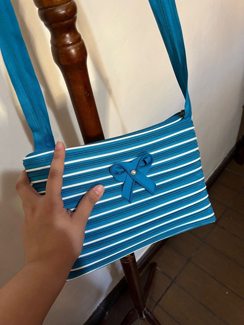 Zipper crossbody bag (Category: Cross-body Bags) located in Bulacan. Submitted by declutterwitharia (Listing ID 1301731169, Image 1). Description: very cute design. in very good condition. unused. nice for kids & teens/ adults Price still negotiable for sure buyers just PM ☺️.