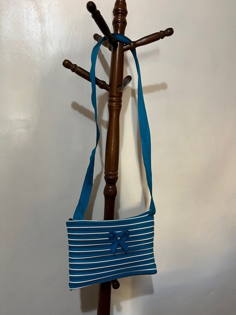 Zipper crossbody bag (Category: Cross-body Bags) located in Bulacan. Submitted by declutterwitharia (Listing ID 1301731169, Image 2). Description: very cute design. in very good condition. unused. nice for kids & teens/ adults Price still negotiable for sure buyers just PM ☺️.