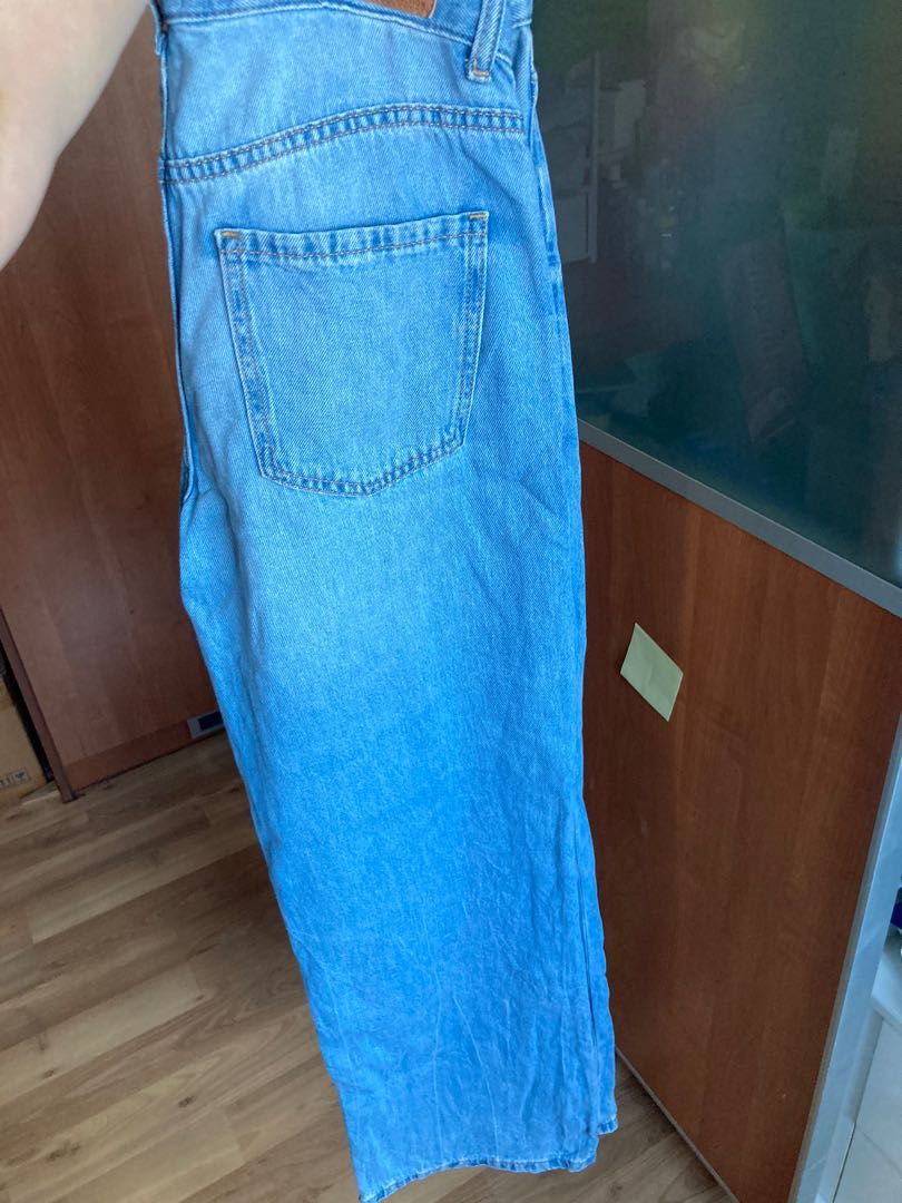 Bershka Highwaist Jeans (Category: Jeans) located in Manila. Submitted by chabachaba (Listing ID 1301319063, Image 2). Description: Like new Very flattering cut Waist Size 31 Length 41-42” Will give free top .