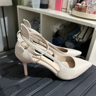 Cream beige pointed heels