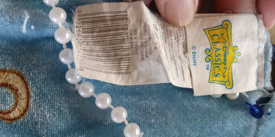 Disney kiddie gown/costume (Category: Babies & Kids Fashion) located in Apalit. Submitted by anyagirl13 (Listing ID 1301901129, Image 3). Description: Authentic Disney gown/ costume. with flaw, pls see pictures. will fit girls 3yo to slim 6yo..