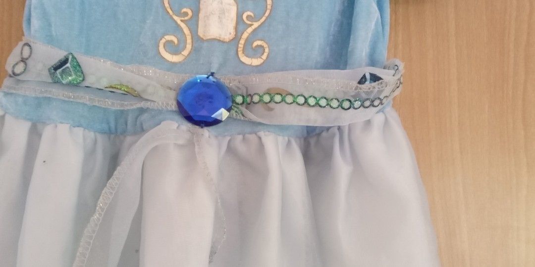 Disney kiddie gown/costume (Category: Babies & Kids Fashion) located in Apalit. Submitted by anyagirl13 (Listing ID 1301901129, Image 2). Description: Authentic Disney gown/ costume. with flaw, pls see pictures. will fit girls 3yo to slim 6yo..
