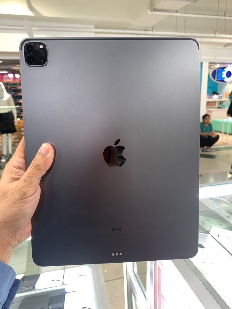 iPad Pro 12.9 (4th gen.) 256gb (Category: iPad) located in Manila. Submitted by arzillah (Listing ID 1301969054, Image 1). Description: iPad Pro 12.9 inch (4th Gen.) 256gb Wifi only 98% battery health Slightly use No dents No scratches No issues All working Open for COD/COP + SF Manila area (sameday delivery) Province area (via LBC) required DP to avoid cancellations Physical store: Greenhills Shopping Center, 2ndfloor, stall#: Ai 11 Contact#: 09