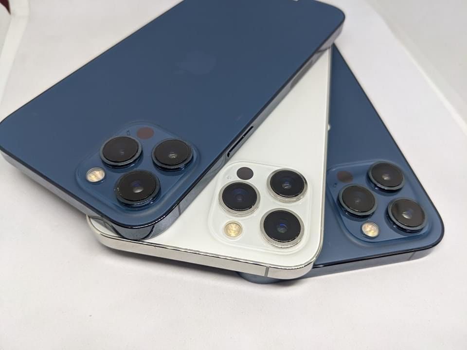 iPhone 12Promax 256gb (Category: iPhone 12 Series) located in Manila. Submitted by TekiCashGadgetsph (Listing ID 1301937087, Image 3). Description: (FU) Open-line, any sim working (worldwide) - Guaranteed original iPhone not fake/copy accessories with box Secondhand Good as new not abused! Presentable •Original Lcd • no issue hidden issues • no apple id / iCloud id • Good batthealth • Good cam front/back • Good Performance • Good face id • Good u