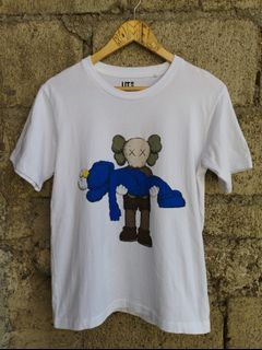 Kaws X Uniqlo T Shirt
Size Small to Midium
Width 19.5 x length 27 
Exelent Condition 
No issues
Price : 490 + Sf