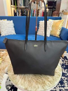 Lacoste tote bag
Medium to large size
No Inclusion •
P5,400

In very good Condition