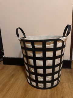 Laundry basket with canvas lining