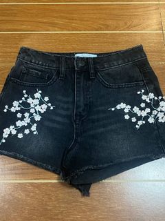 (Category: ) located in . Submitted by deeclutteredcloset (Listing ID 1301930988, Image 1). Description: .