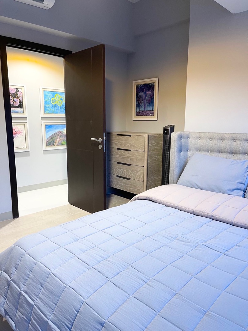 RUSH SALE 1 BR Suite Uptown Parksuites Facing Uptown Mall near The ...