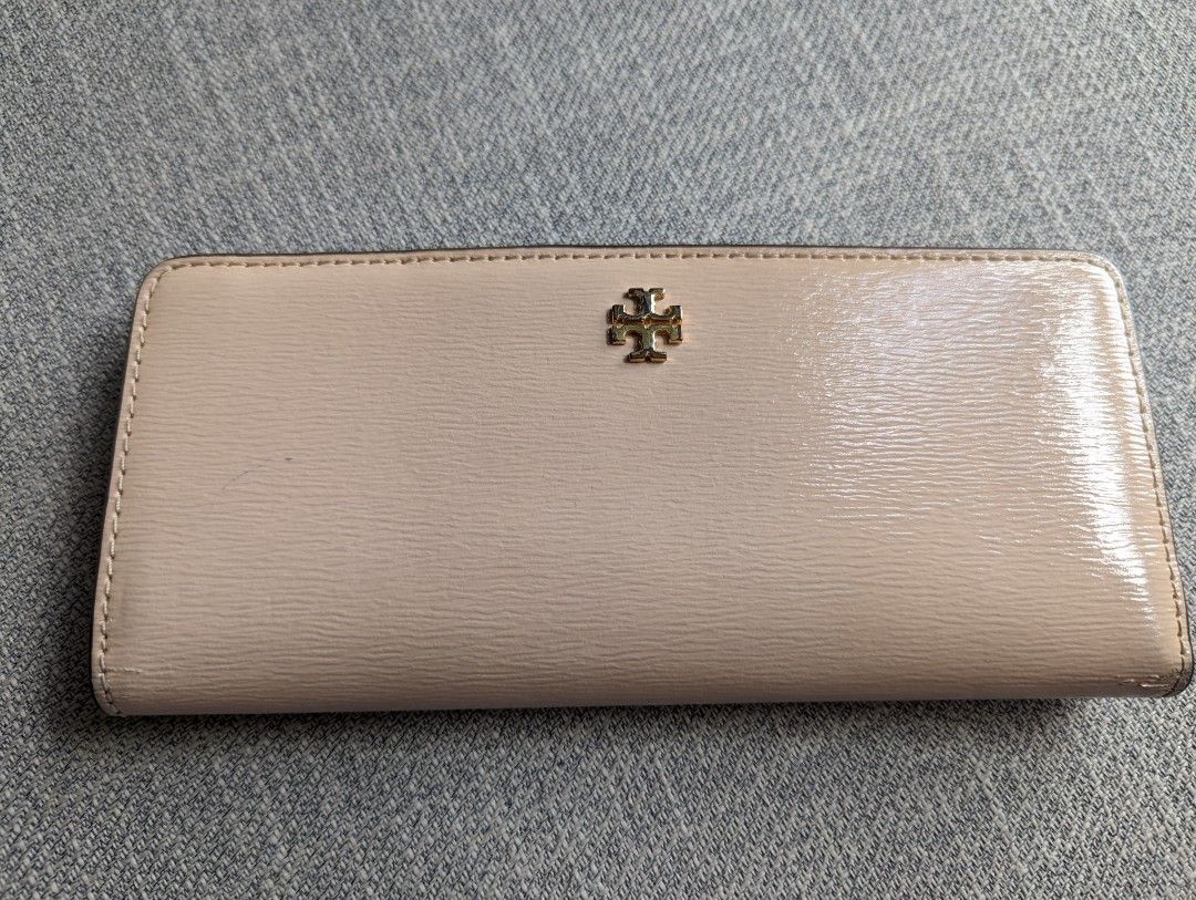 Tory Burch Wallet (Category: Wallets & Card holders) located in Quezon City. Submitted by vert1cal (Listing ID 1301867679, Image 1). Description: Original Tory Burch wallet Light pink Has minor flaws (please see photos for reference) Rfs: bought a new wallet.