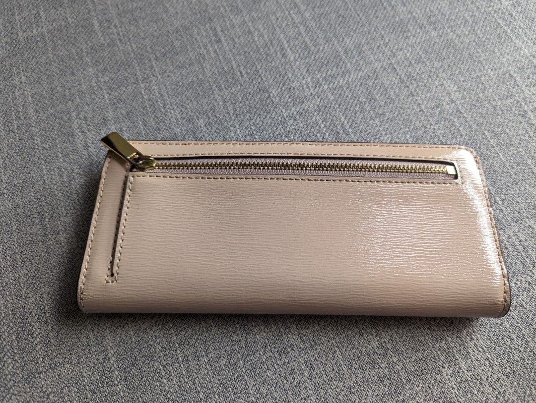 Tory Burch Wallet (Category: Wallets & Card holders) located in Quezon City. Submitted by vert1cal (Listing ID 1301867679, Image 3). Description: Original Tory Burch wallet Light pink Has minor flaws (please see photos for reference) Rfs: bought a new wallet.