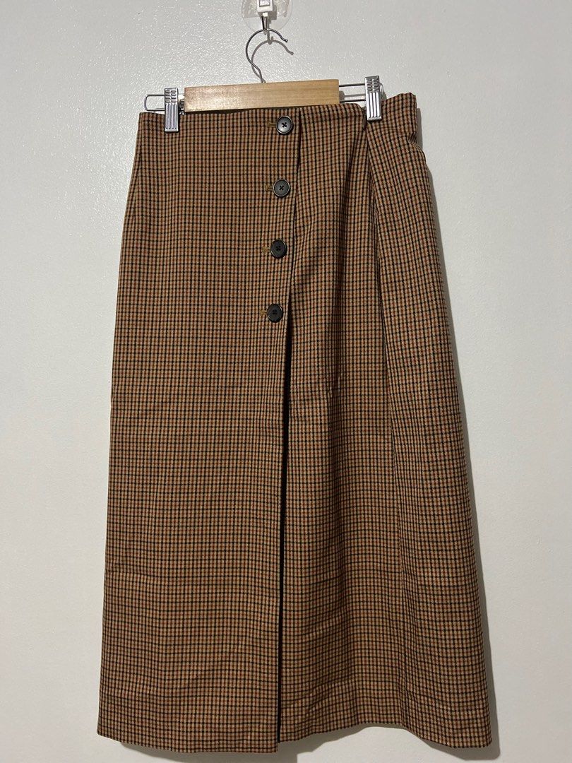 Uniqlo Checkered Skirt (Category: Skirts) located in Makati City. Submitted by jetjets (Listing ID 1302004008, Image 1). Description: size small please see last pic for size check once|twice lang nagamit plus SF outside Makati.