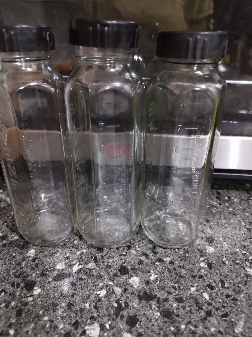 Vintage Evenflo bottle's with cap (Category: Breastfeeding & Bottle Feeding) located in Quezon City. Submitted by rosapage (Listing ID 1301963225, Image 3). Description: good condition.