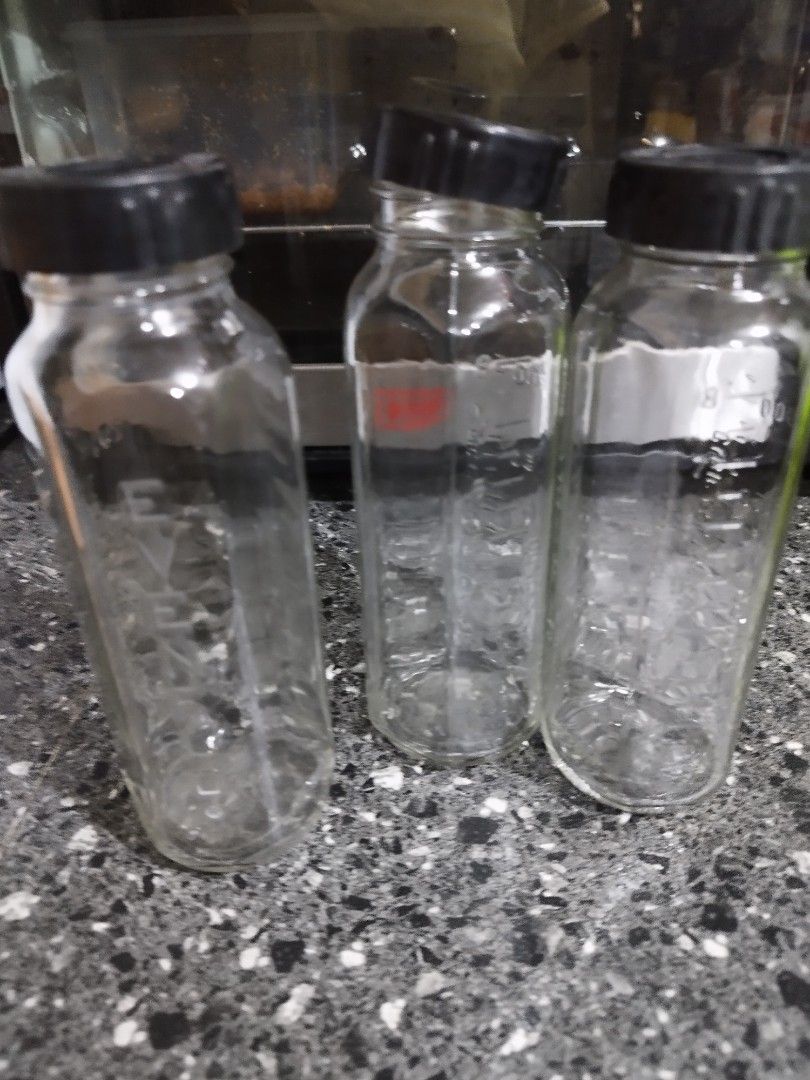 Vintage Evenflo bottle's with cap (Category: Breastfeeding & Bottle Feeding) located in Quezon City. Submitted by rosapage (Listing ID 1301963225, Image 1). Description: good condition.