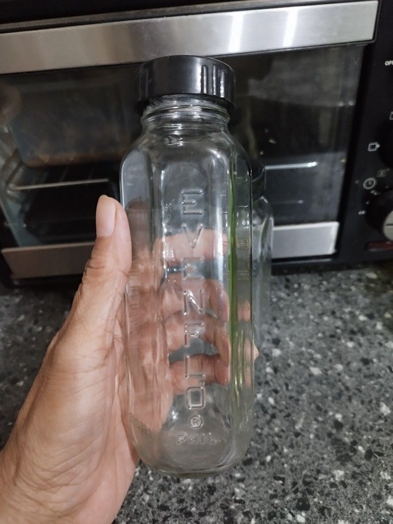 Vintage Evenflo bottle's with cap (Category: Breastfeeding & Bottle Feeding) located in Quezon City. Submitted by rosapage (Listing ID 1301963225, Image 2). Description: good condition.