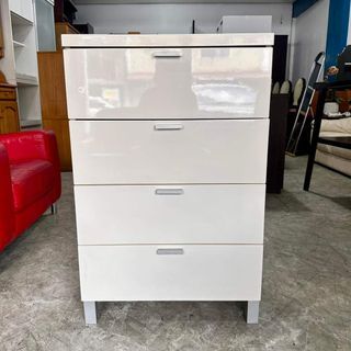 White drawer / dresser