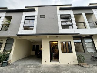 3BEDROOM Townhouse FOR SALE  in Congressional Quezon City
Near S&R Congressional
Combined Unit
