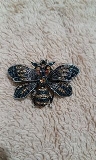 Bee metal brooch pin
