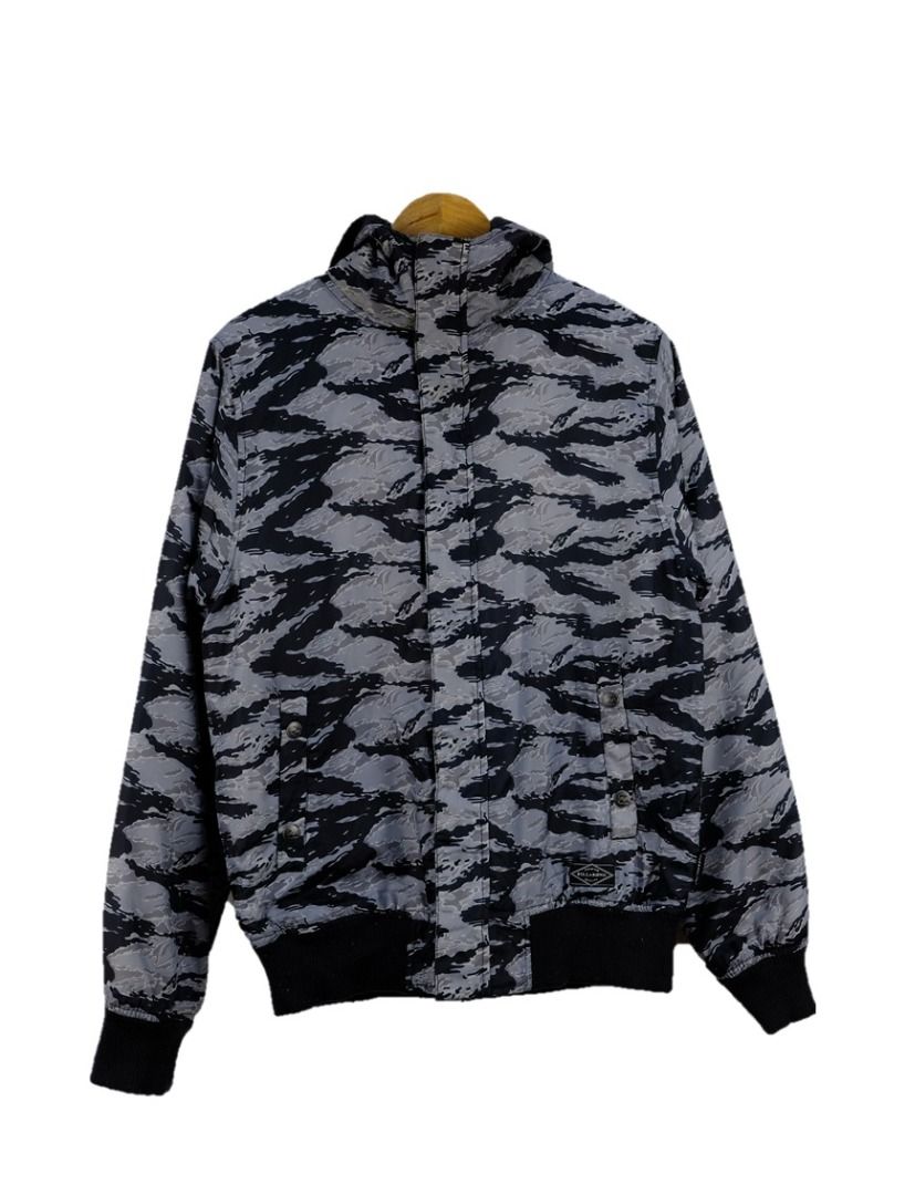 Billabong Reversible Camo Jacket Men s Fashion Coats Jackets and Outerwear on Carousell