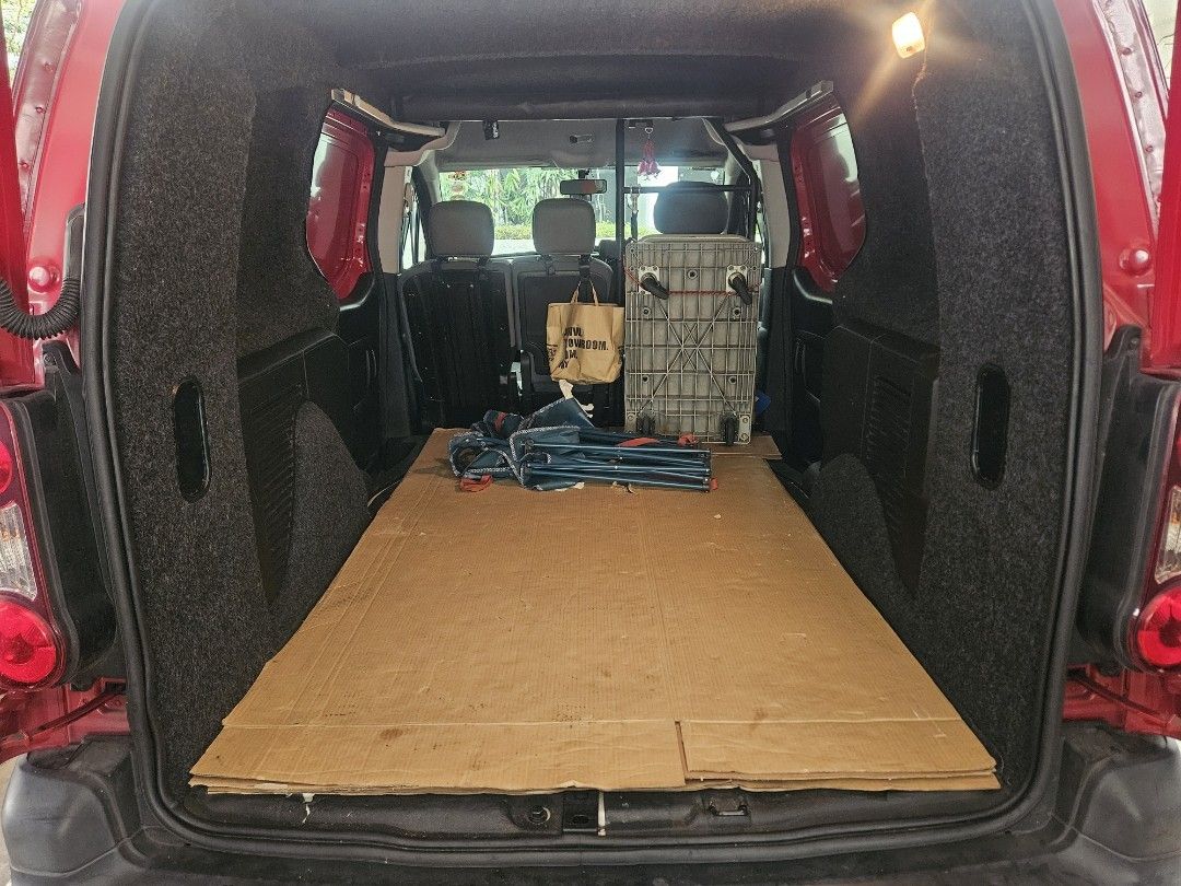 Citroen Berlingo 1.6 Auto HDi (Category: Used Commercial Vehicles for Sale) located in Singapore. Submitted by mxaxx (Listing ID 1302202647, Image 3). Description: ✨️Direct Seller✨️ My own personal use van. Fuel efficient,full tank can go up to 910-930km 🔥 $6800 🔥 $34+/- per day! Cheaper then rental per month,might as well you buy your own van. THIS IS NOT RENTAL Can split payment 50% this month,next month another 50%👍🏼 You swee i swee🙂 Dm f