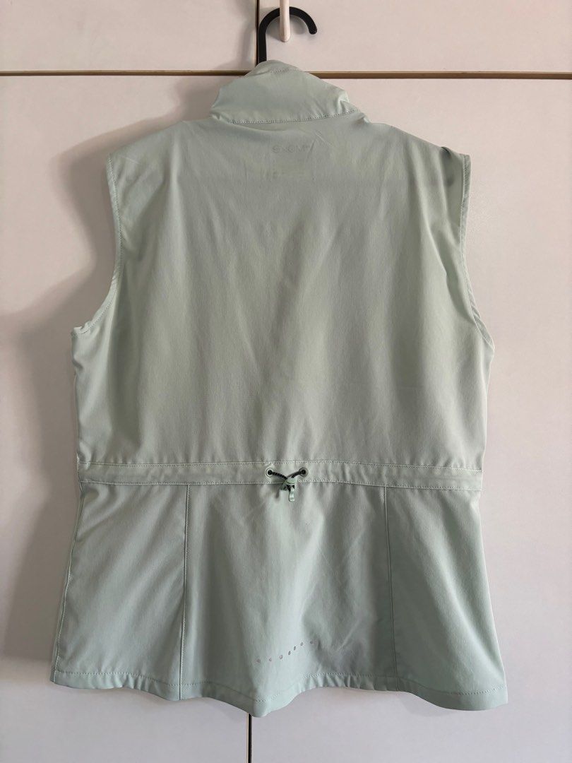 H&M DryMove Running Vest Teal Mint Green (Category: Activewear) located in Quezon City. Submitted by nc_12 (Listing ID 1301878402, Image 2). Description: Size: Small Used once. Slim fit Reflective details, Moisture-wicking Padded.