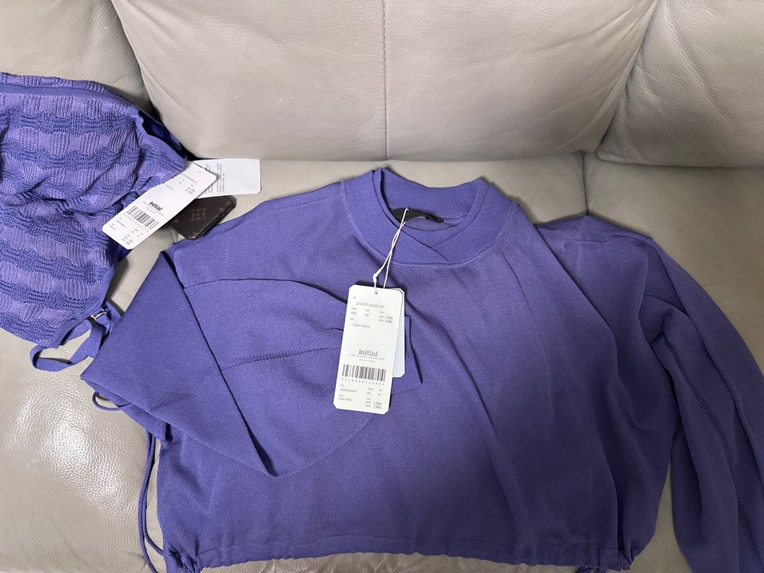 Initial （分類：T-shirt）位於 Hong Kong。 由 lingg852 提交（商品編號 1302191493，圖片 3）。簡介： 全新仲有吊牌 背心250 薄長袖350 1set500 Size02，S/M身型都可以著到。