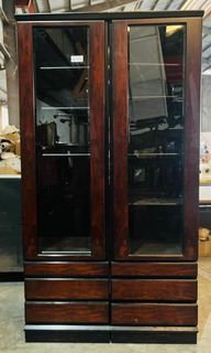 JAPAN SURPLUS FURNITURE
BIG DISPLAY CABINET 
2GLASS DOOR 
6DRAWERS 
ADSJUSTABLE SHELVES

SIZE
42.5L x 17.5W x 78H in inches