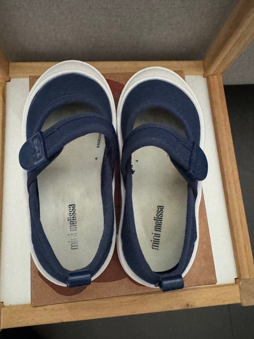 MINI MELISSA BASIC in Size 09 (Category: Babies & Kids Fashion) located in Singapore. Submitted by redishme (Listing ID 1302172921, Image 3). Description: Selling lightly used mini melissa shoes in size 9, white blue. Very good condition in box..