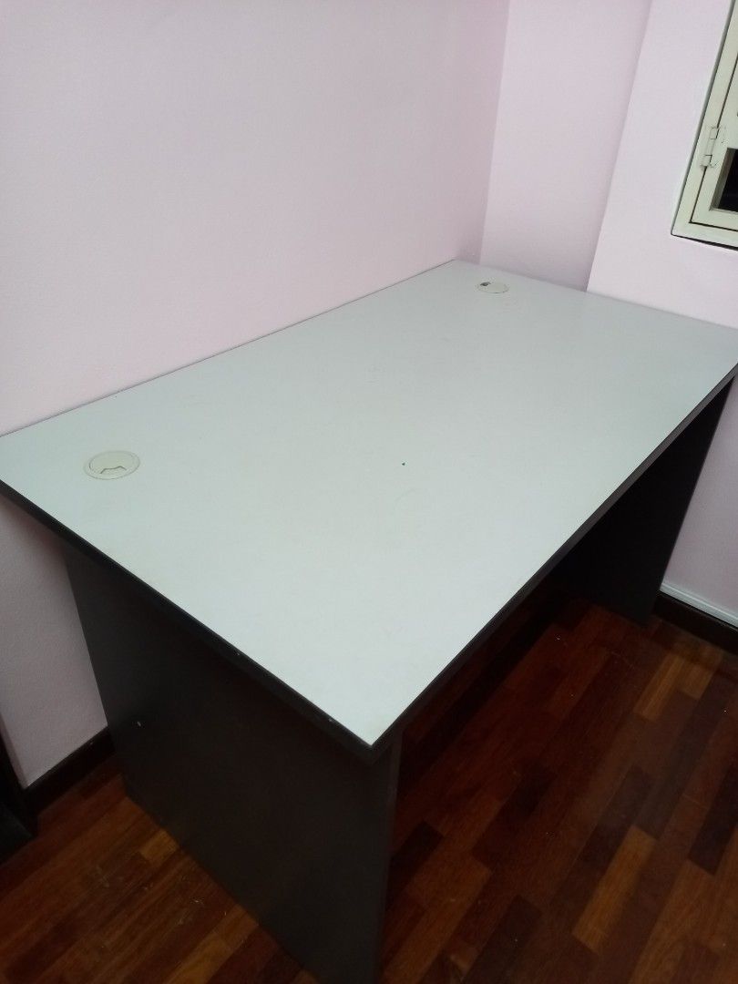 Office table/Computer table/Study desk (Category: Tables & Sets) located in Sungai Buloh. Submitted by netstella (Listing ID 1302105015, Image 3). Description: Preloved Size: 120cm(L) × 70cm(W) × 75cm(H) condition: as excellent as new，very steady. Price: RM90 only Self pickup at Bdr Sri Damansara PM if interested..