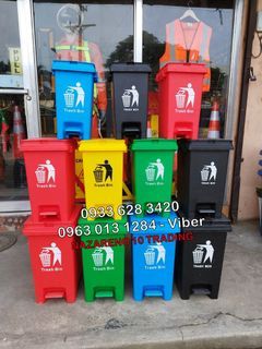Plastic dust bin with foot pedal
