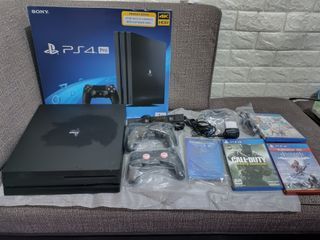 Ps4 pro 1TB 2 controllers and 3 games