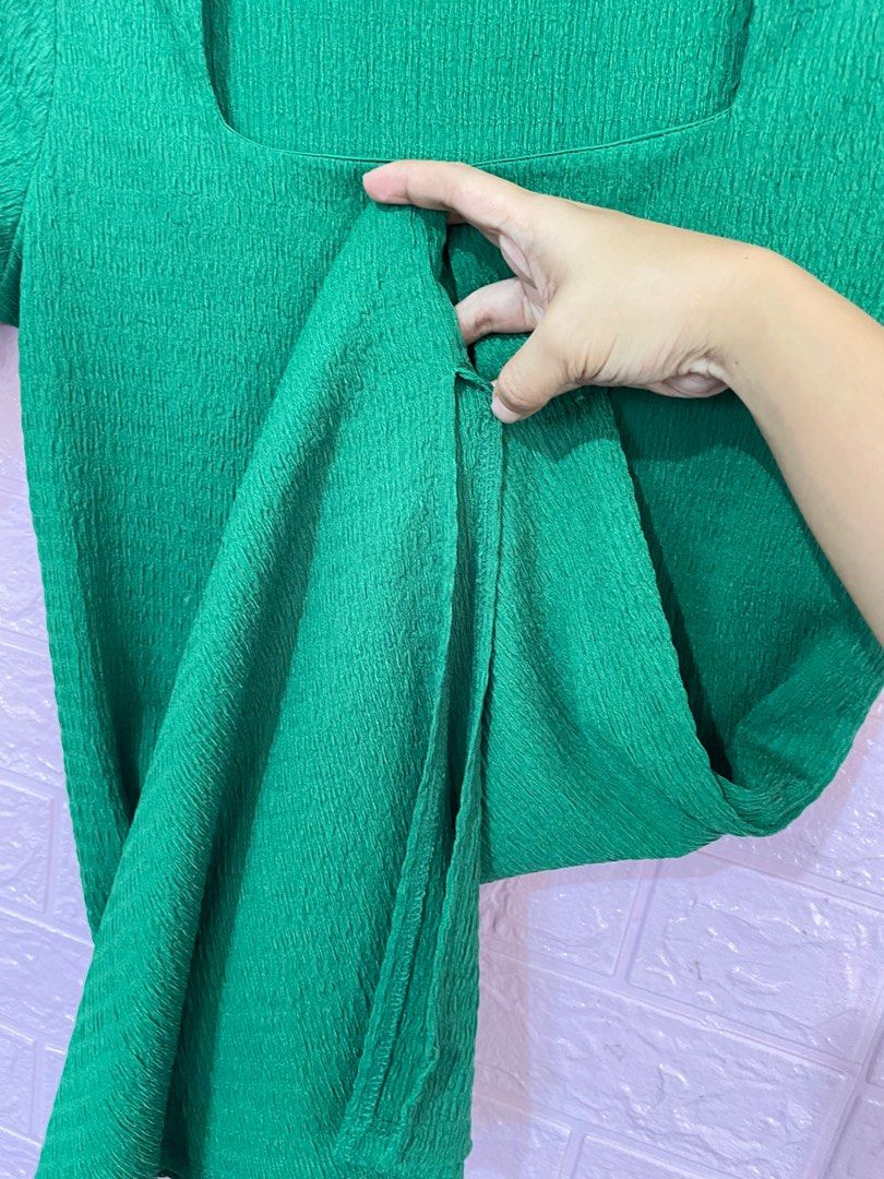 Square neck bodycon green dress (Category: Dresses) located in Cebu City. Submitted by monjcel (Listing ID 1302062456, Image 3). Description: Medium size Like new Once lang nasuot for an event Negotiable Can ship thru shop ee .