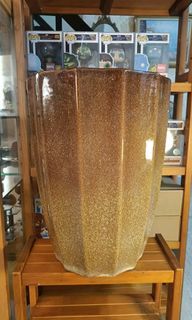 Vintage brown speckled ceramic vase, planter
Very big
Price : 3000 

13 diameter 17 height inches
In good condition
Code Larose