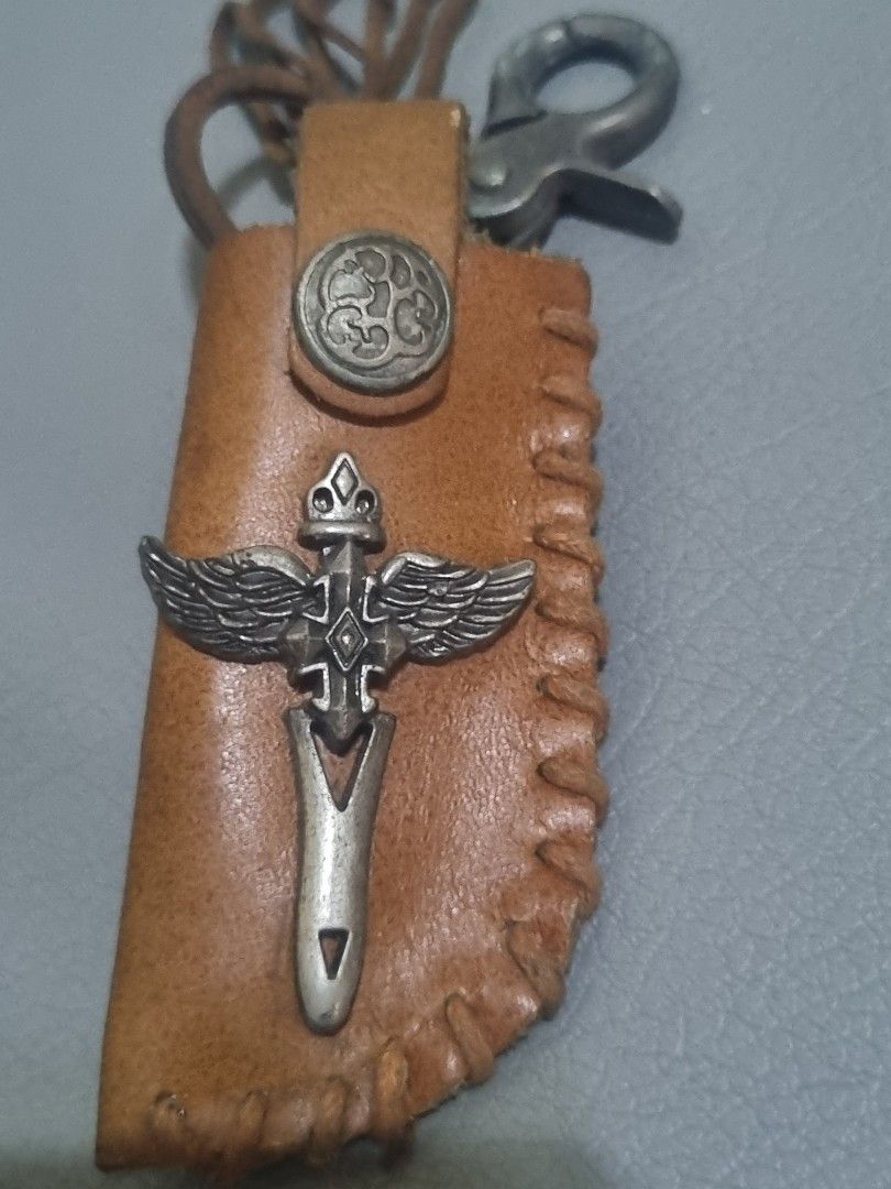 Vintage Leather sheath keychain (Category: Vintage Collectibles) located in Silang. Submitted by samflores2k4t7 (Listing ID 1302114647, Image 2). Description: For sale Vintage Leather sheath keychain Pwede lagayan ng swiss knife lighter at iba p 3¼ inches lenght issue rust due to age.