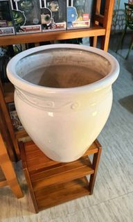 Vintage white ceramic planter vase, very big
Price : 3500 
15 diameter x 17 height inches
In good condition
Code larose