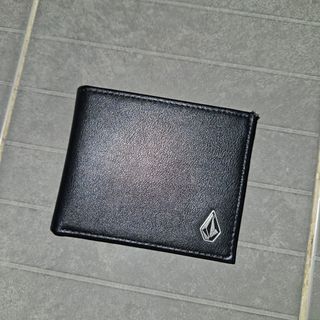 VOLCOM SINGLE STONE 
LEATHER WALLET
BRAND NEW 
PURCHASED IN NZ LAST NOVEMBER 
AROUND NZD 65 
NEVER USED 
1,200+SF